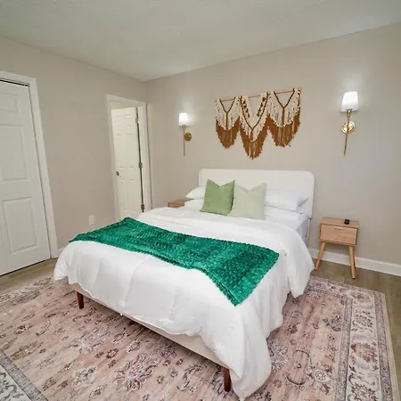 Uptown Luxe Retreat With Parking & Walk To Center Apartment *