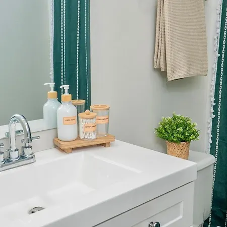 Apartment Uptown Luxe Retreat With Parking & Walk To Center