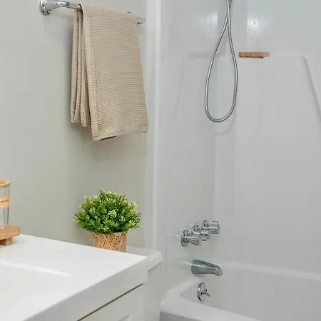 Uptown Luxe Retreat With Parking & Walk To Center Apartment *