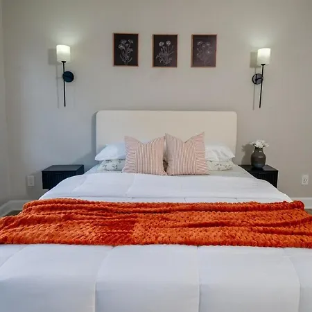 Apartment Uptown Luxe Retreat With Parking & Walk To Center