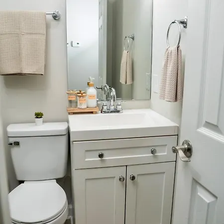 Apartment Uptown Luxe Retreat With Parking & Walk To Center *