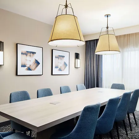 Hotel Hilton Airport 4*