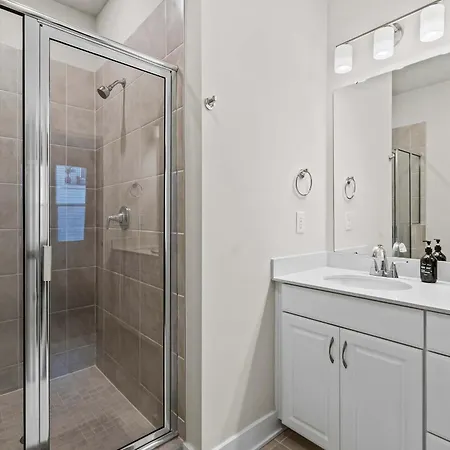Holiday home Luxurious King 3br Townhouse Mins To Uptown Clt! *