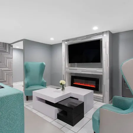 Clarion Pointe Hotel 3*