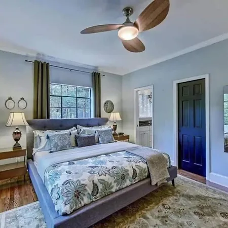 Elegant 2br With Covered Patio Holiday home *