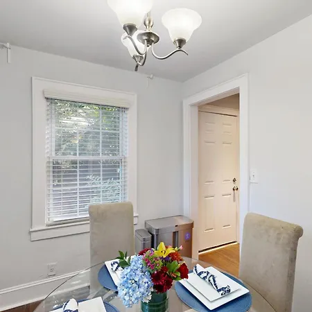 Holiday home 3 Mi To Dtwn Charlotte! Quiet Haven W/ Fenced Yard *