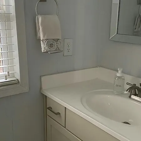 Holiday home 3 Mi To Dtwn Charlotte! Quiet Haven W/ Fenced Yard Charlotte