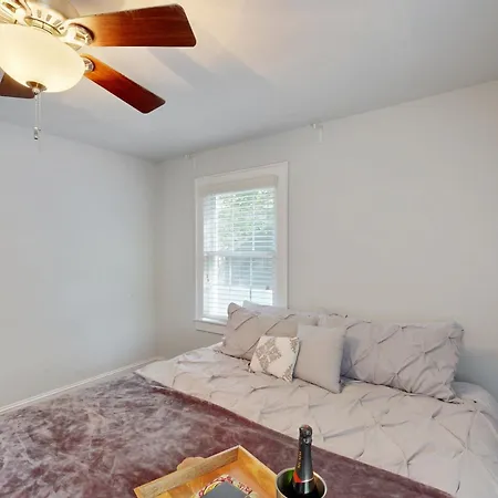 Holiday home 3 Mi To Dtwn Charlotte! Quiet Haven W/ Fenced Yard *