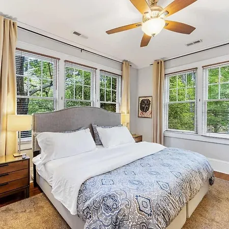 Light Filled 2 Bedroom In Myers Park With A Porch Apartment