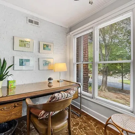 Light Filled 2 Bedroom In Myers Park With A Porch Apartment