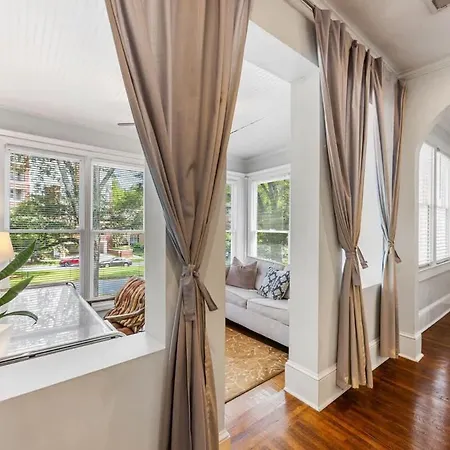 Light Filled 2 Bedroom In Myers Park With A Porch Apartment *