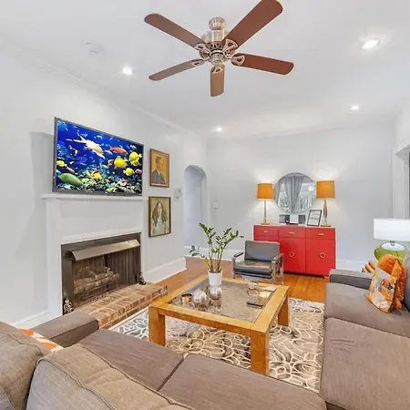 Light Filled 2 Bedroom In Myers Park With A Porch