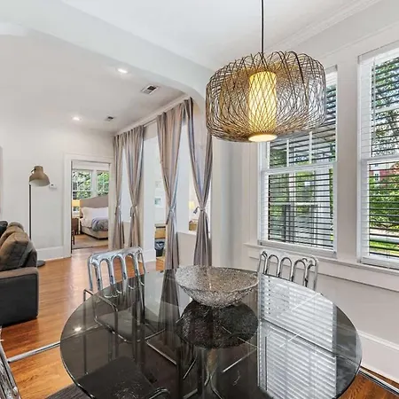 Light Filled 2 Bedroom In Myers Park With A Porch Apartment