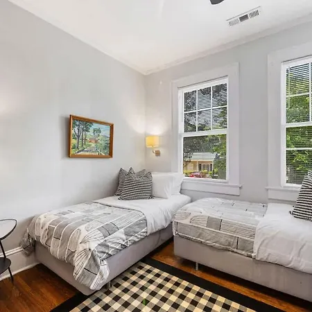 Light Filled 2 Bedroom In Myers Park With A Porch Apartment *