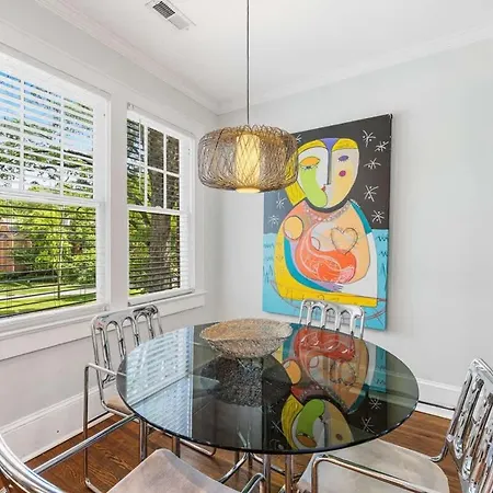 Light Filled 2 Bedroom In Myers Park With A Porch