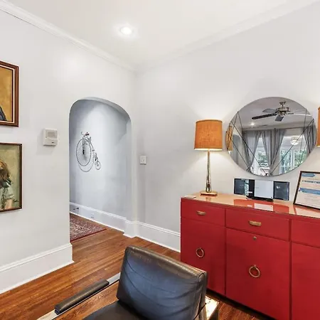 Apartment Light Filled 2 Bedroom In Myers Park With A Porch *