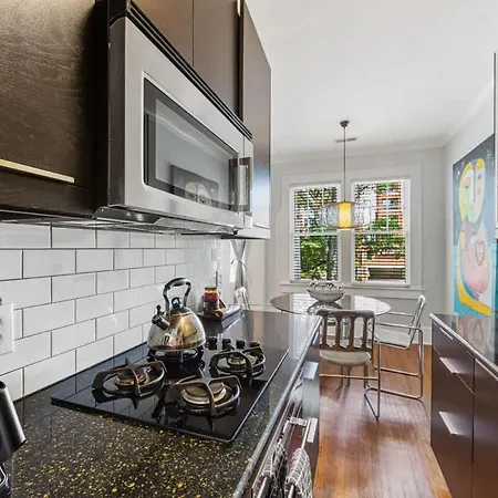 Light Filled 2 Bedroom In Myers Park With A Porch Apartment