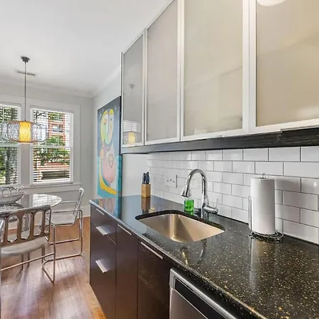 Light Filled 2 Bedroom In Myers Park With A Porch *