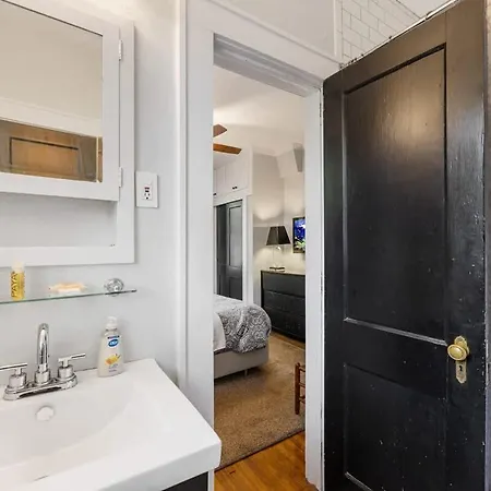 Light Filled 2 Bedroom In Myers Park With A Porch