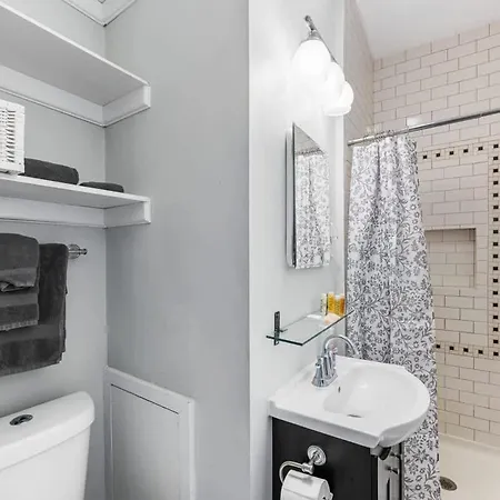 Apartment Light Filled 2 Bedroom In Myers Park With A Porch *