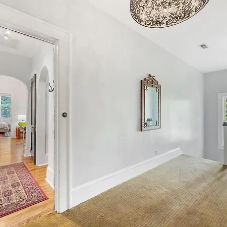 Light Filled 2 Bedroom In Myers Park With A Porch Charlotte