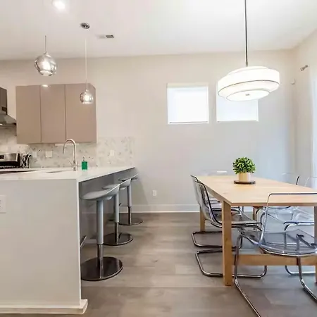 Cozy 3br Retreat With Patio Prime Spot Holiday home *