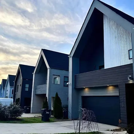 Cozy 3br Retreat With Patio Prime Spot