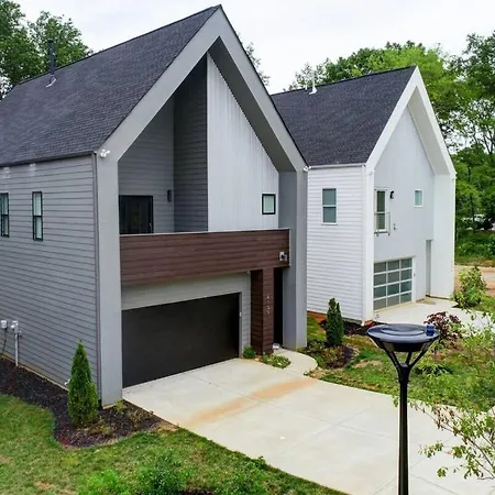 Cozy 3br Retreat With Patio Prime Spot Holiday home *