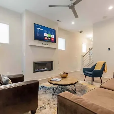 Cozy 3br Retreat With Patio Prime Spot Holiday home *