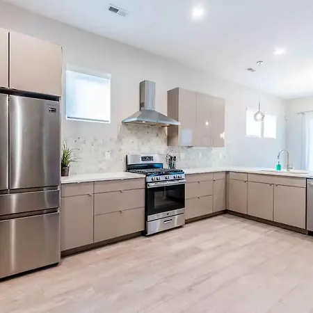 Cozy 3br Retreat With Patio Prime Spot