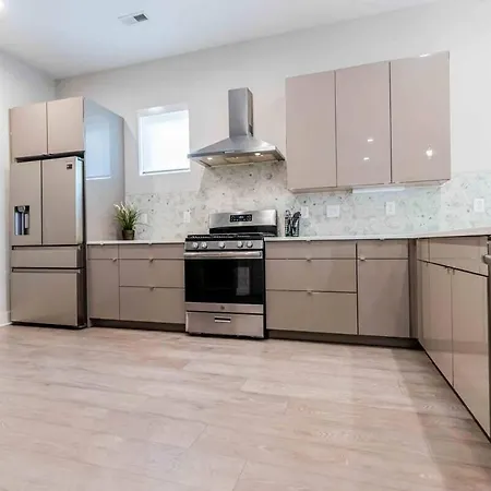 Cozy 3br Retreat With Patio Prime Spot Holiday home *