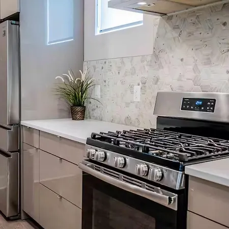 Cozy 3br Retreat With Patio Prime Spot *