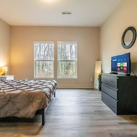 Cozy 3br Retreat With Patio Prime Spot Holiday home Charlotte
