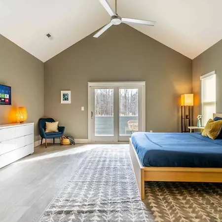 Cozy 3br Retreat With Patio Prime Spot Holiday home *