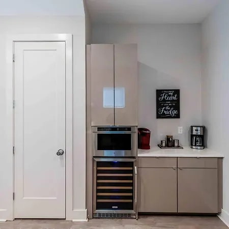 Cozy 3br Retreat With Patio Prime Spot Holiday home Charlotte