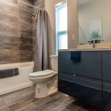 Cozy 3br Retreat With Patio Prime Spot Holiday home