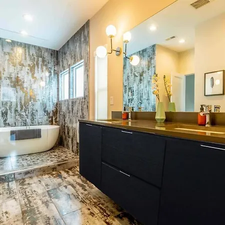 Cozy 3br Retreat With Patio Prime Spot
