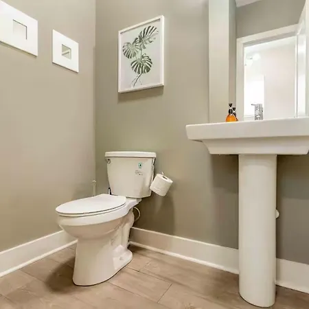 Cozy 3br Retreat With Patio Prime Spot *
