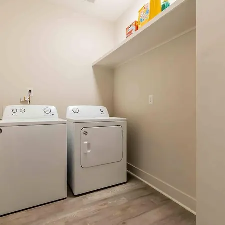 Cozy 3br Retreat With Patio Prime Spot