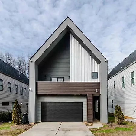 Cozy 3br Retreat With Patio Prime Spot Holiday home *