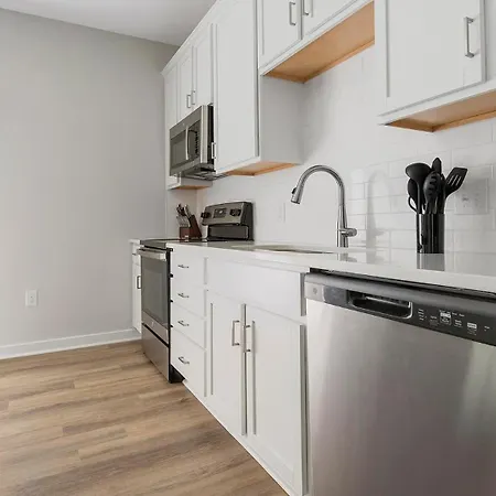 Apartment Landing - Zora Charlotte