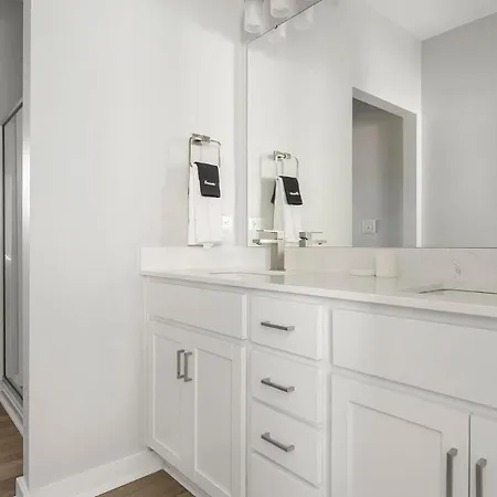 Apartment Landing - Zora Charlotte
