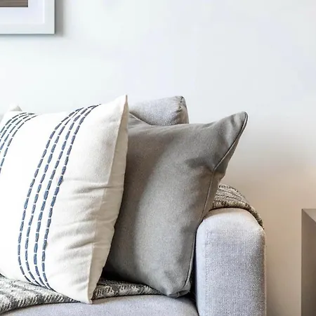 Landing - Zora Apartment Charlotte