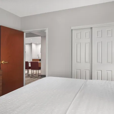 Hampton & Arrowood Rd Hotel 3*