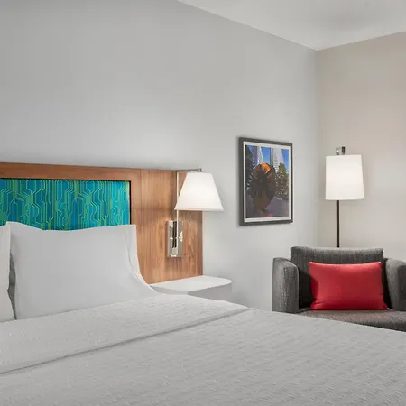 Hampton & Arrowood Rd Hotel 3*