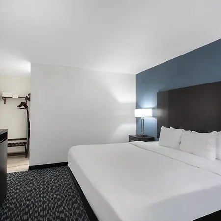 Hotel Clarion Pointe 3*