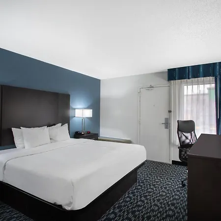 Clarion Pointe Hotel