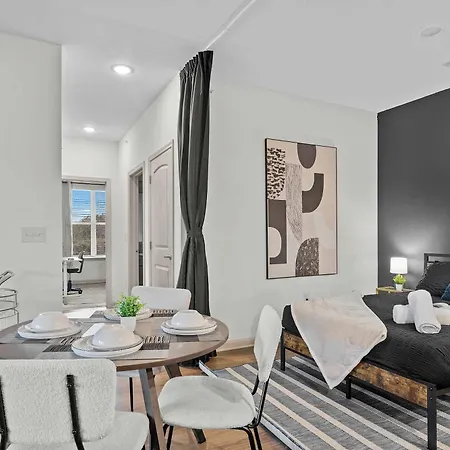 4br King Bed Luxe Amenities Airport Apartment