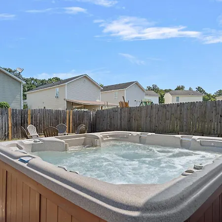 Cozy 2 Bedroom Duplex In Charlotte, Jacuzzi, Sleeps 6 2 Holiday home