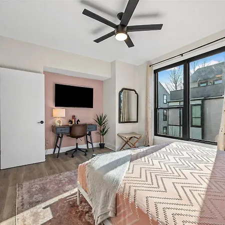 Holiday home Rooftop King Beds Near Light Rail & Loso *